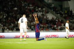 Selebrasi Pemain Barcelona Legends Cetak Gol di Stadion GBK
