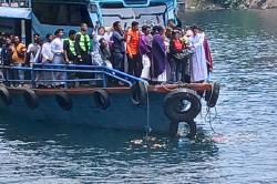 Haru! Tabur Bunga Tutup Pencarian Mahasiswa Calon Pastor Tenggelam di Air Terjun Situmurun<
