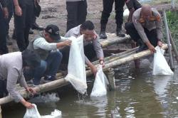 Polda Metro Jaya Tebar 37.000 Benih Ikan di Muara Gembong, Perkuat Pasokan Pangan SPPG