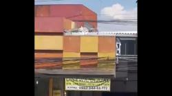 Tragis! Ambil Layang-Layang di Atap Gedung, Bocah di Jember Tewas Tersengat Listrik<