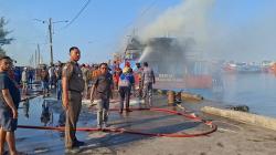 Kapal Motor Terbakar Saat Tunggu Kiriman BBM di Pelabuhan Mayangan Probolinggo<