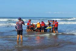 2 Pelajar Terseret Arus saat Surfing di Pantai Parangtritis, 1 Orang Hilang<