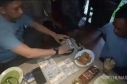 Bareskrim Bongkar Sindikat Pengedar Uang Palsu Dolar AS di Banten, 5 Orang Ditangkap<