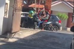 Viral Emak-Emak Pengemudi Mobil dan Pemotor Cekcok di Mojokerto, Berujung ke Ranah Hukum<