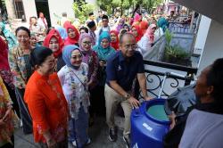 Hari Kartini, PAM JAYA dan TP PKK Bagi Toren Air Gratis untuk Ibu Pejuang Keluarga