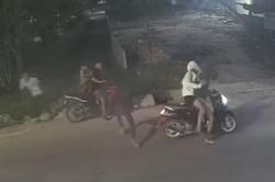 Dikalungi Celurit, Guru SD di Probolinggo Pasrah Motor Digasak Begal Bercadar<