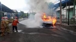 Mobil Listrik Hangus Terbakar di Gresik, Picu Kepanikan Pengguna Jalan<