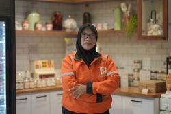 Kartini Masa Kini: Kisah Mpok Ati, Driver Pesan-Antar Makanan yang Berkuliah di Usia 51 Tahun