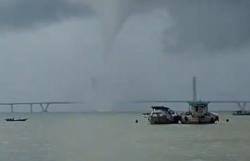 Geger Pusaran Angin Mirip Tornado di Jembatan Suramadu, Ini Kata BPBD Bangkalan<