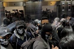 Detik-Detik Istri dan 2 Anak Bandar Narkoba Ko Erwin Tiba di Bareskrim, Tertunduk Lesu