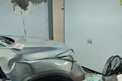 Lansia Salah Injak Gas, Mobil Seruduk Pejalan Kaki hingga Depot Air Minum di Jakbar