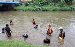 Pembasmian Ikan Sapu-Sapu Berlanjut, Pemkot Jakbar Tangkap 217 Kg
