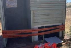 Nahas! Perempuan Ini Tercebur ke Septic Tank Toilet Umum saat Berlibur Bareng Keluarga