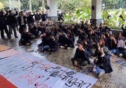Mahasiswa Unej Demo Rektorat Tuntut Kenaikan UKT Dibatalkan<