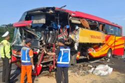 Kecelakaan Bus Tabrak Truk di Tol Gempol-Pasuruan, Belasan Penumpang Terluka<