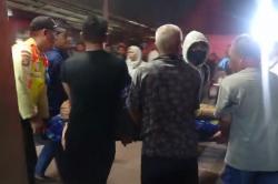 Suasana Stasiun Bekasi Timur usai Tabrakan KA Argo Bromo dengan KRL, Korban Diangkut Ambulans