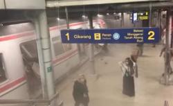 Detik-Detik Mencekam KA Argo Bromo Tabrak KRL di Stasiun Bekasi Timur, Penumpang Histeris!<