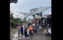 Mencekam! Detik-Detik Angin Puting Beliung Terjang Cipelem Brebes, Puluhan Rumah Rusak<