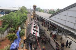 Proses Evakuasi Bangkai Kereta di Bekasi Timur