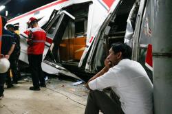 Momen Dirut KAI Duduk Termenung di Depan KRL Ringsek Dihantam Argo Bromo Anggrek   