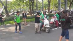 Demo Ribuan Driver Ojol di Surabaya–Sidoarjo Diwarnai Aksi Sweeping<