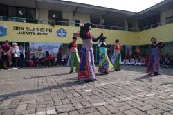 Semangat Para Pelajar SD Sambut Hari Pendidikan Nasional