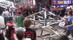 Demo Sopir Truk Tolak Pembatasan Solar di Surabaya Ricuh, Jebol Pagar dan Lumpuhkan Jalan<