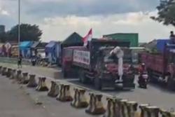 Ratusan Sopir Truk Demo Tuntut Hapus Barcode Solar, Jalur Sidoarjo-Surabaya Lumpuh! <