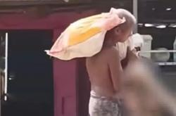 Pria Ini Bawa Jenazah Adiknya yang Telah Dimakamkan ke Kantor Bank, Alasannya Bikin Miris