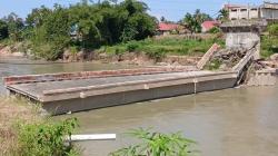 Jembatan Roboh Makan Korban, Pemotor Jatuh Bersama 2 Anaknya di Padang Pariaman<