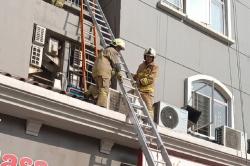 110 Personel Damkar Berjibaku Padamkan Kebakaran Apartemen Jakbar, Api Berhasil Dilokalisasi