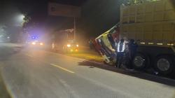 2 Truk Tabrakan di Ngawi, Kernet Tewas Terjepit<