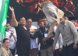 Momen Prabowo Lepas dan Lempar Baju ke Buruh, Massa Auto Rebutan!