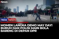 Momen Langka May Day di DPR, Buruh Main Bola Bareng Polisi di Tengah Demo