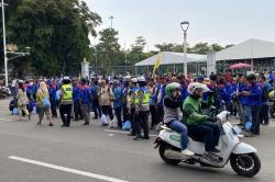 Senangnya Buruh Tenteng Sembako usai Ikut May Day 2026 di Monas
