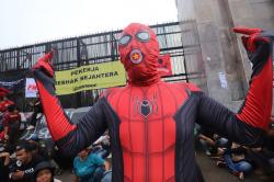 Spiderman Ikut Aksi Hari Buruh di Depan DPR