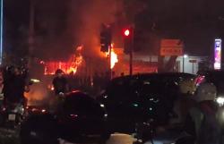 Demo Buruh di Bandung Ricuh, Massa Berbaju Hitam Rusak Pos Polisi dan Videotron<