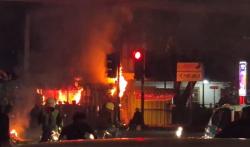 Kronologi Demo Buruh di Bandung Ricuh, Massa Berbaju Hitam Bakar Pos Polisi<