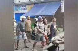 Kabur ke Gang Buntu, Maling Motor Bersarung Babak Belur Dihajar Warga Surabaya<