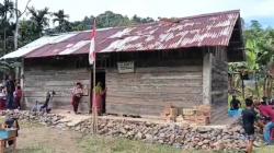 Bangunan SD di Tanggamus Memprihatinkan, Siswa Belajar di Tengah Kebocoran<