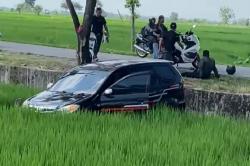 Ngeri! Kecelakaan Avanza Nyungsep ke Sawah gegara Sopir Gagal Belok di Bojonegoro<