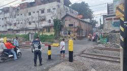 Lokasi Taksi Tertemper Kereta di Bekasi Timur Kini Dipasang Palang Pintu Sementara