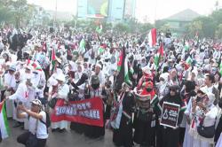 Ribuan Warga Bekasi Hadiri Aksi Solidaritas untuk Palestina, Doakan 4 Prajurit TNI Gugur