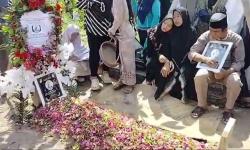 Isak Tangis Iringi Pemakaman dr Myta di OKU Selatan, Keluarga Desak Kemenkes Usut Tuntas<