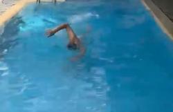 Purbaya Unggah Video Berenang di Tengah Isu Dirawat di Rumah Sakit