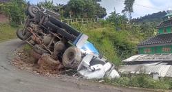 Kecelakaan di Semarang, Truk Molen Terguling Nyaris Timpa Musala<