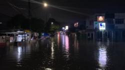 Banjir, Jalan Ceger Raya Tangsel Tak Bisa Dilalui Kendaraan