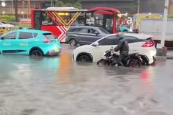 Banjir di Depan Gandaria City Jaksel, Layanan Transjakarta Terganggu