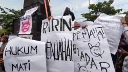 Demo di PN Indramayu, Massa Tuntut Hukuman Mati Pembunuh Sadis Satu Keluarga