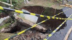 Hujan Deras, Jalan dan Jembatan Penghubung Cikalongwetan–Cipeundeuy Bandung Ambles<